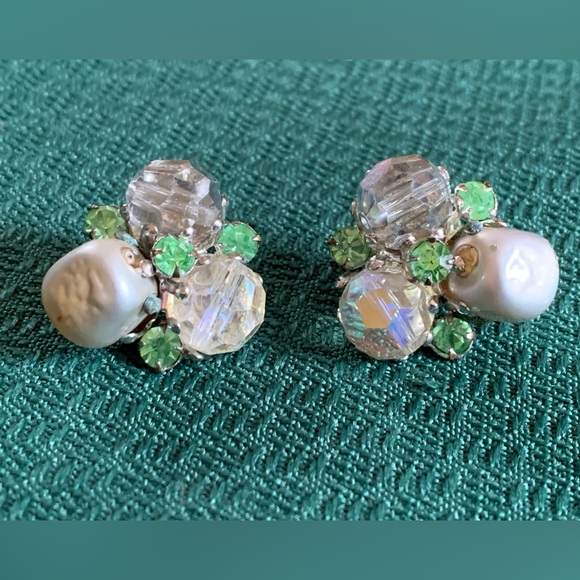 Vintage Vogue 1950s Cluster Earrings Clip On Green Rhinestone with Crystal Beads - Picture 1 of 9